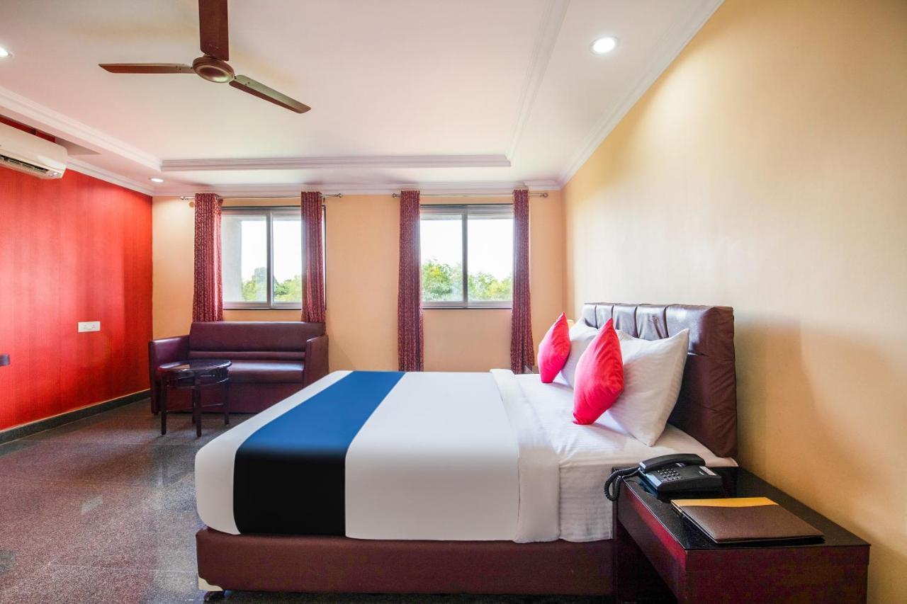 Capital O 22439 Ratna Forever Hotel Karkal Bagian luar foto