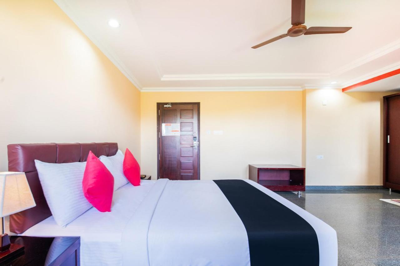 Capital O 22439 Ratna Forever Hotel Karkal Bagian luar foto