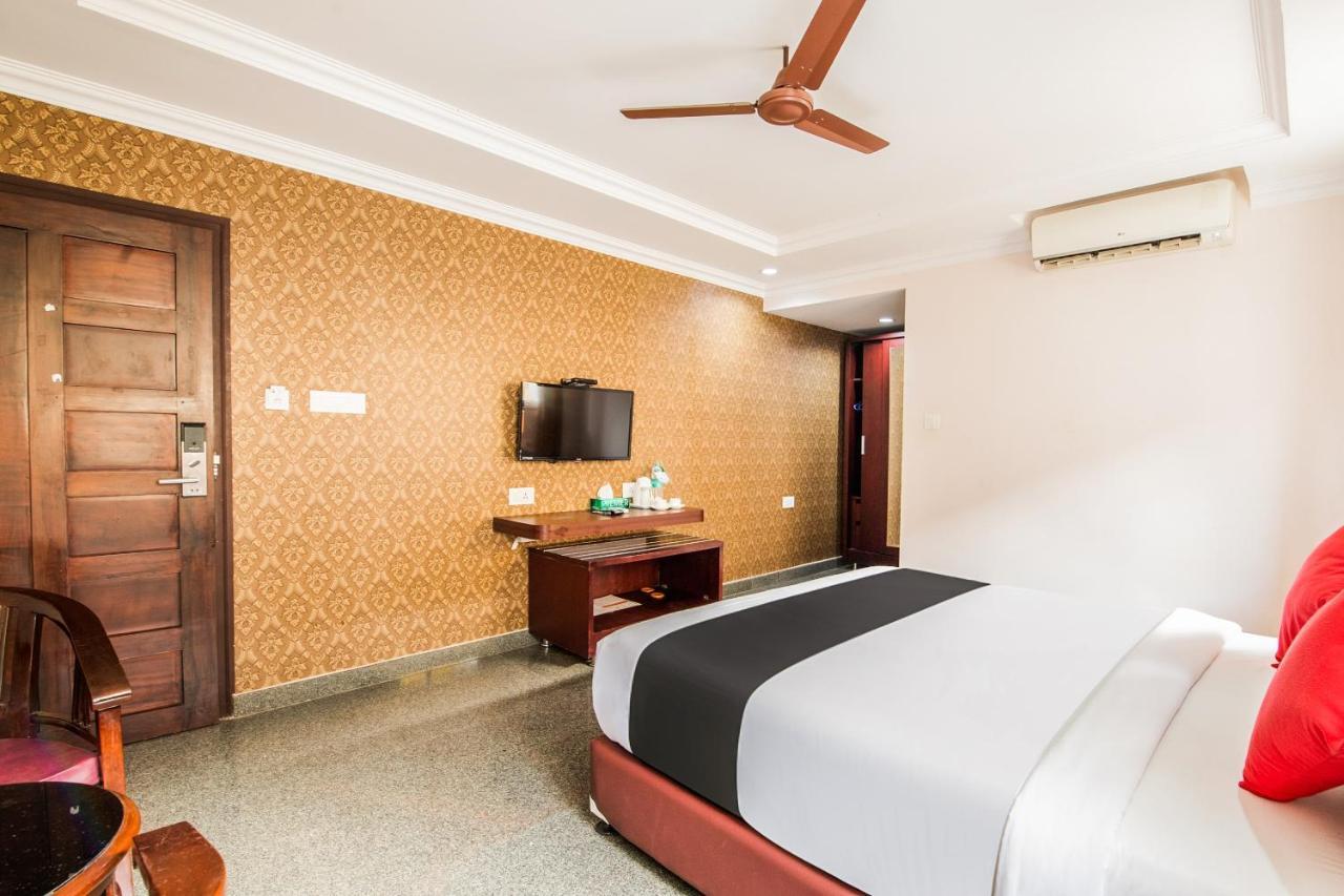 Capital O 22439 Ratna Forever Hotel Karkal Bagian luar foto