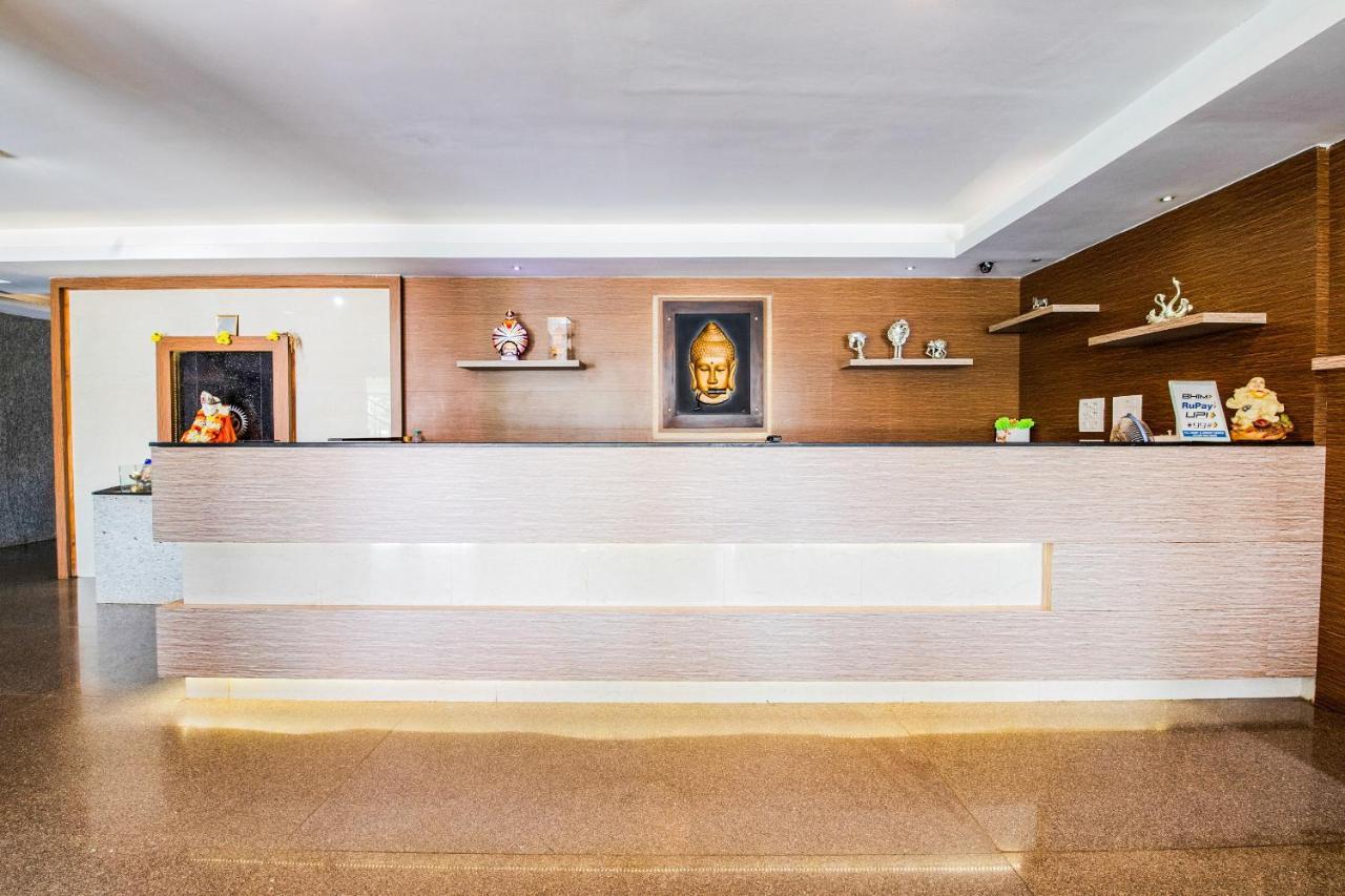 Capital O 22439 Ratna Forever Hotel Karkal Bagian luar foto