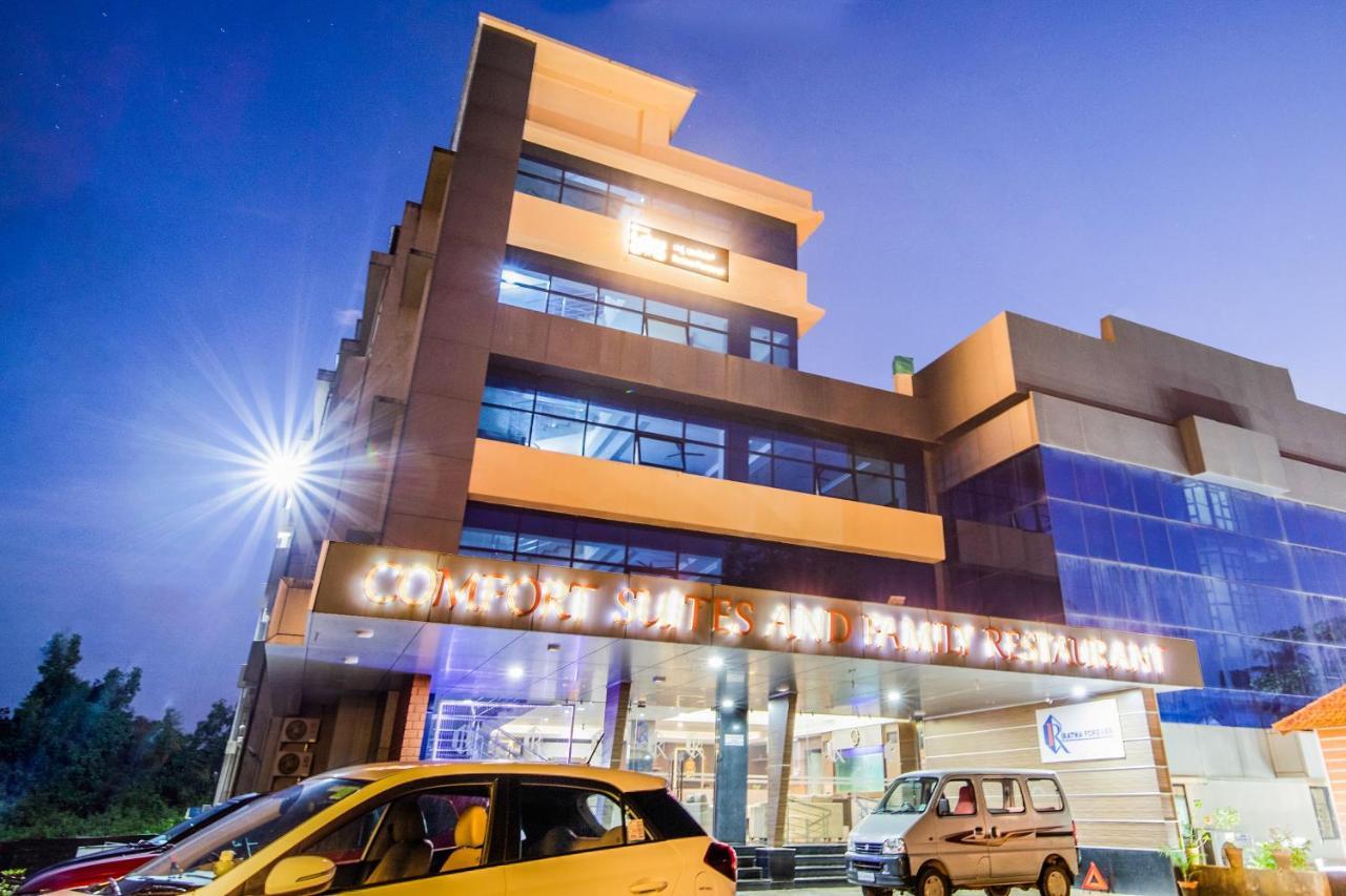 Capital O 22439 Ratna Forever Hotel Karkal Bagian luar foto