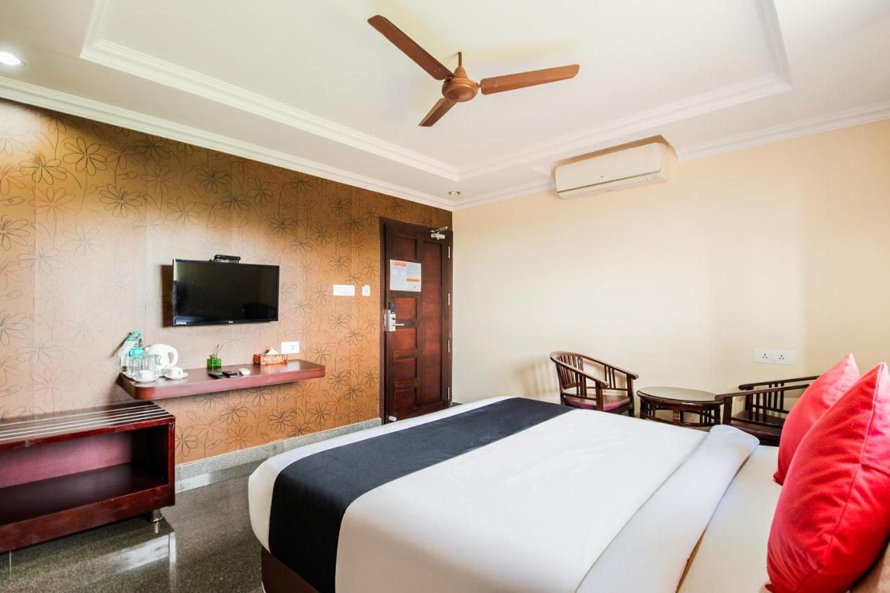 Capital O 22439 Ratna Forever Hotel Karkal Bagian luar foto