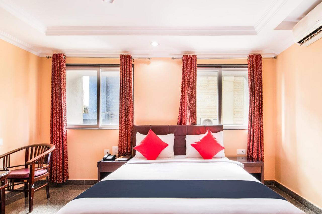 Capital O 22439 Ratna Forever Hotel Karkal Bagian luar foto