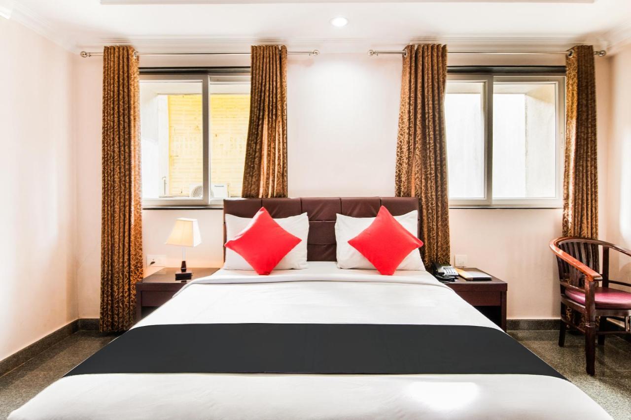 Capital O 22439 Ratna Forever Hotel Karkal Bagian luar foto