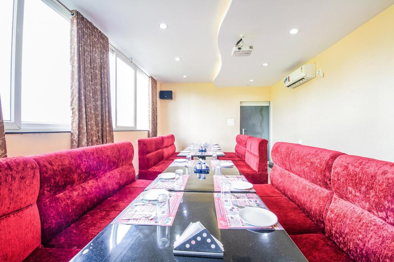 Capital O 22439 Ratna Forever Hotel Karkal Bagian luar foto