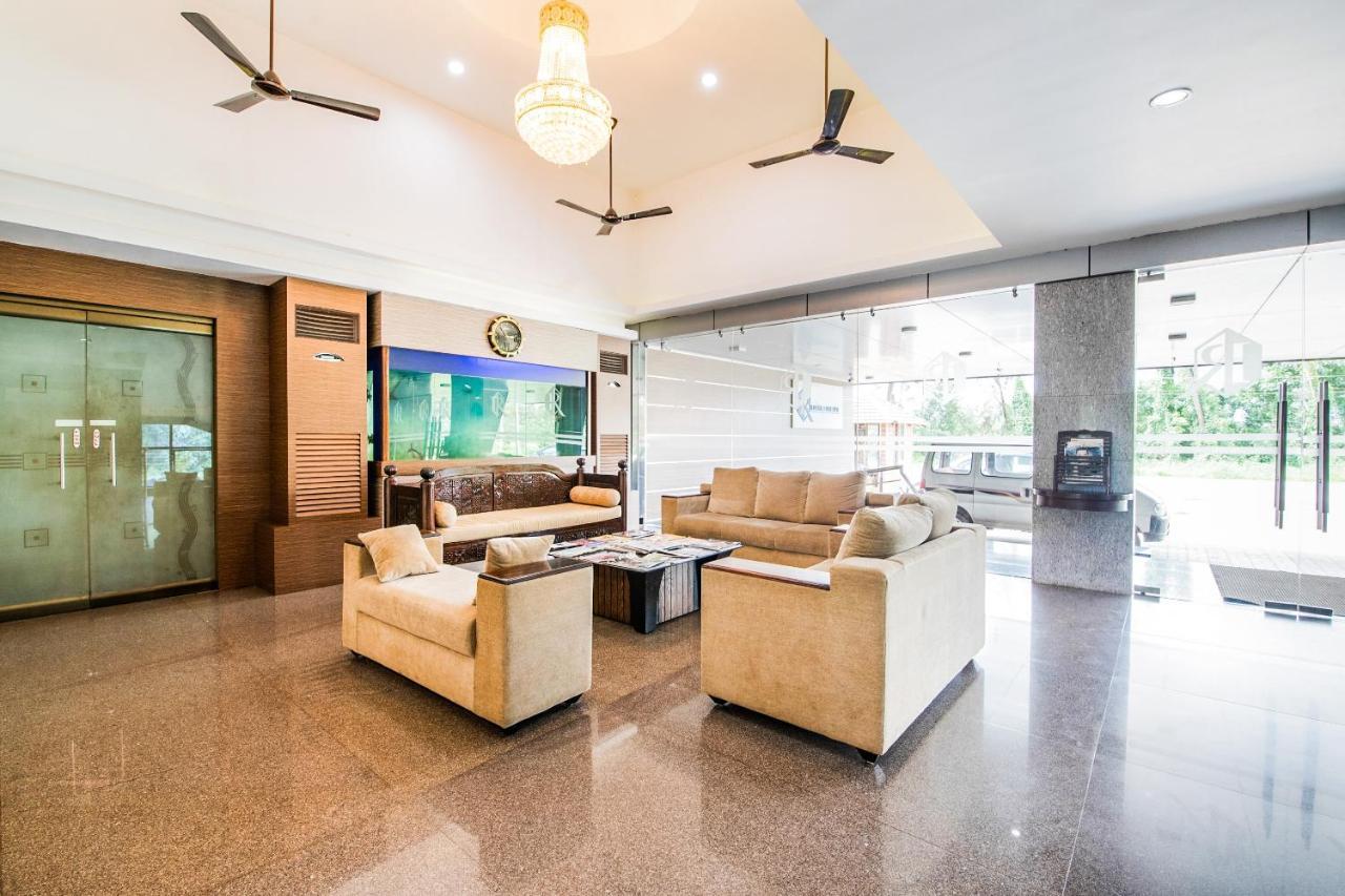 Capital O 22439 Ratna Forever Hotel Karkal Bagian luar foto