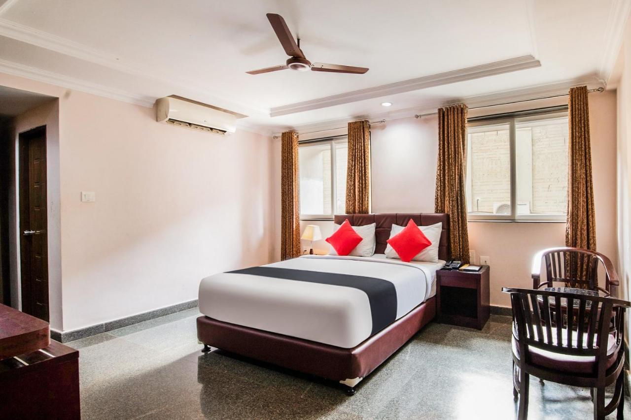 Capital O 22439 Ratna Forever Hotel Karkal Bagian luar foto