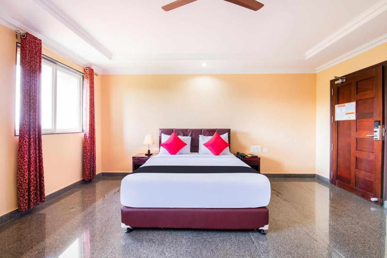 Capital O 22439 Ratna Forever Hotel Karkal Bagian luar foto