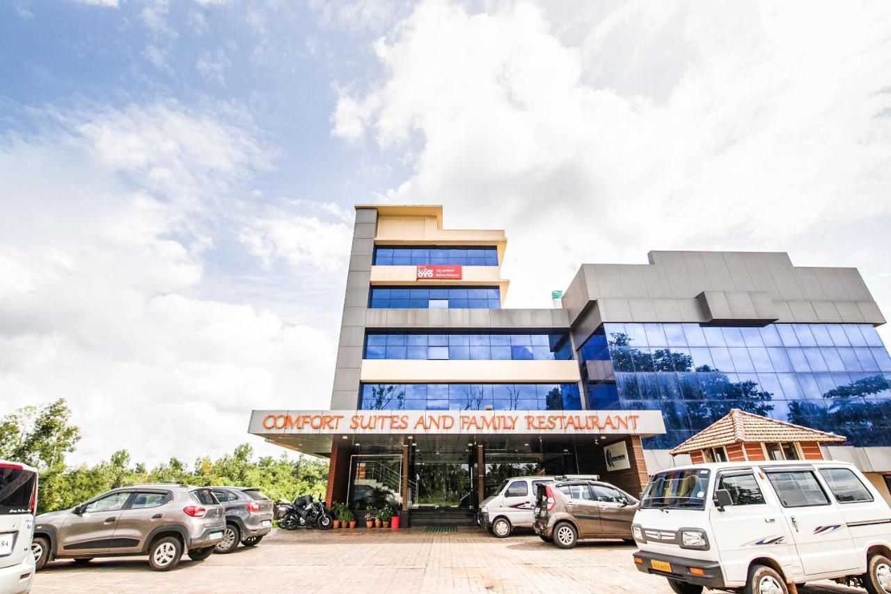 Capital O 22439 Ratna Forever Hotel Karkal Bagian luar foto