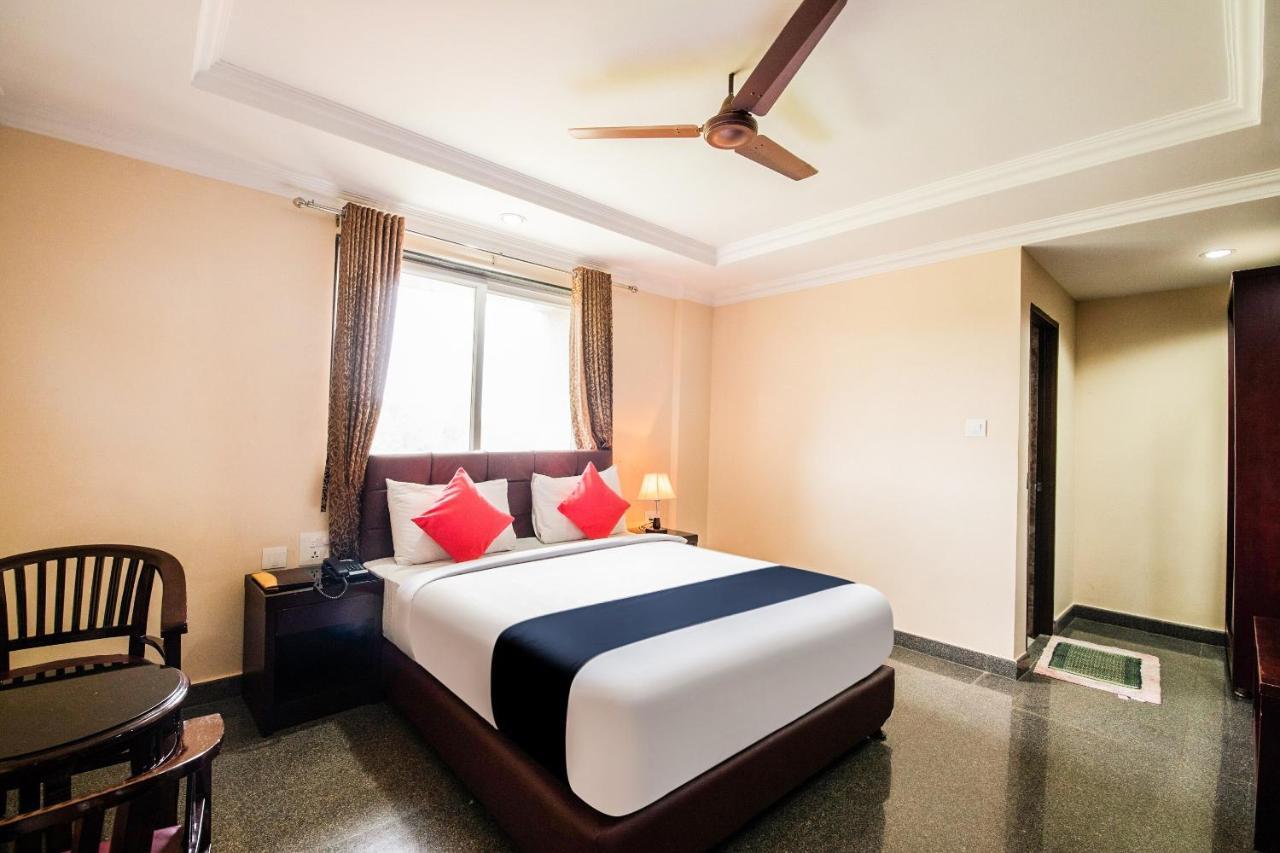Capital O 22439 Ratna Forever Hotel Karkal Bagian luar foto