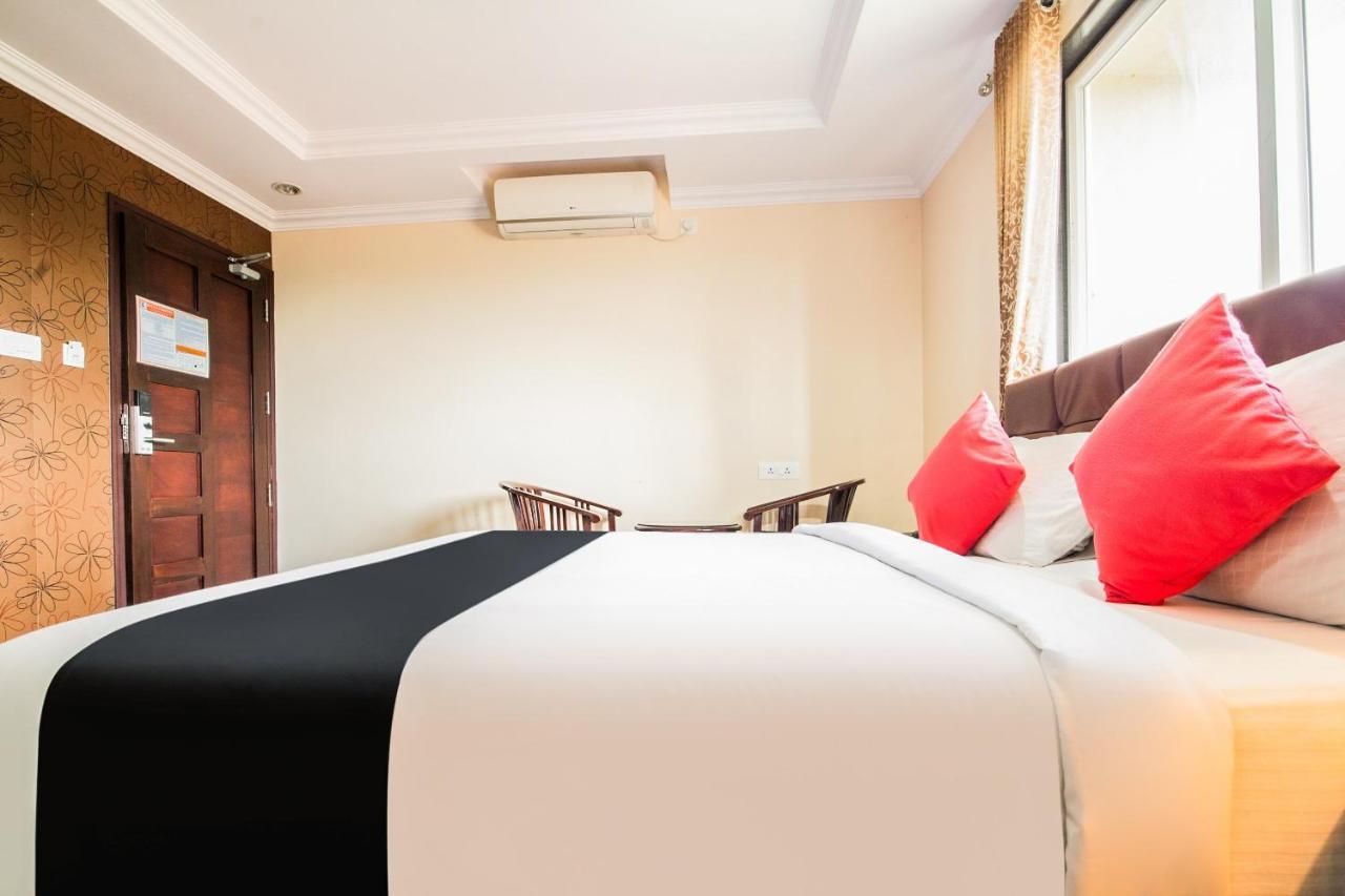 Capital O 22439 Ratna Forever Hotel Karkal Bagian luar foto