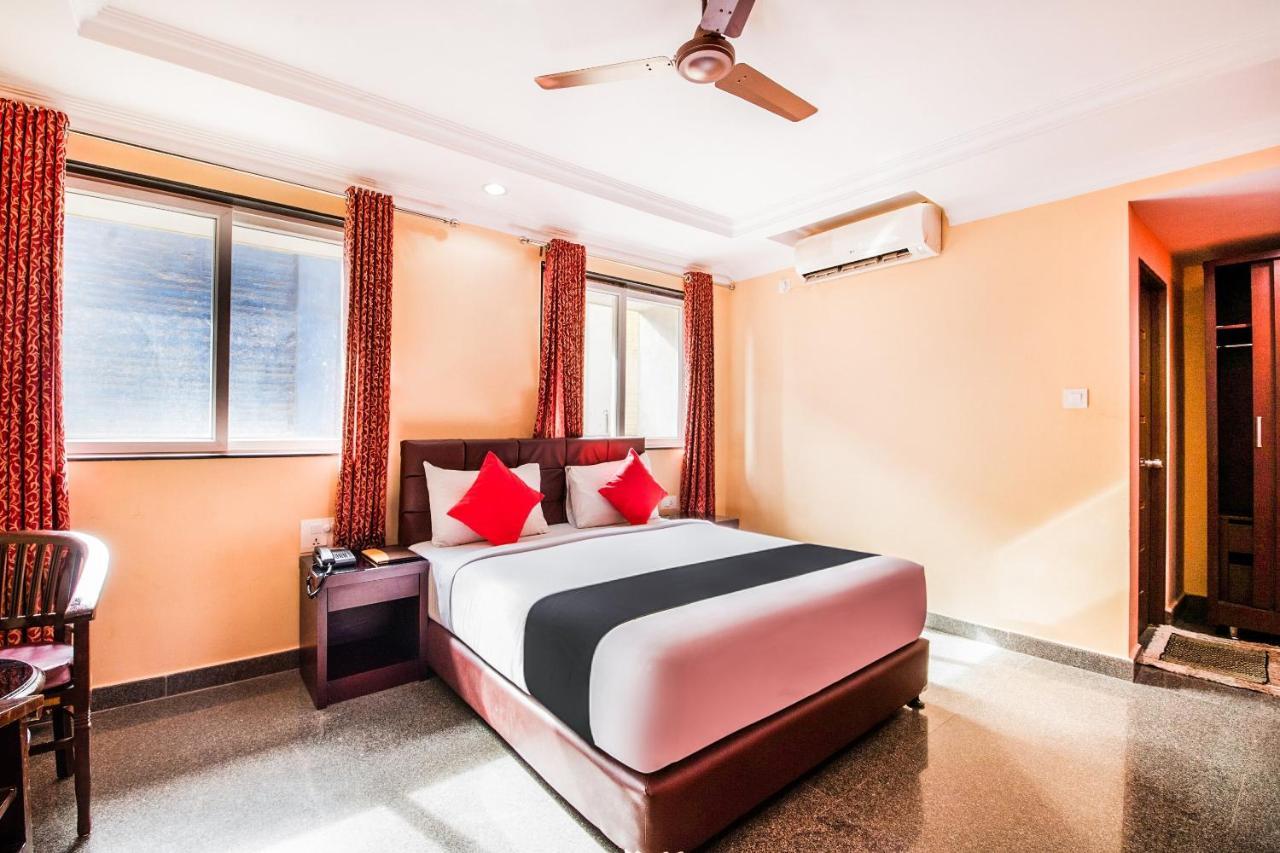 Capital O 22439 Ratna Forever Hotel Karkal Bagian luar foto