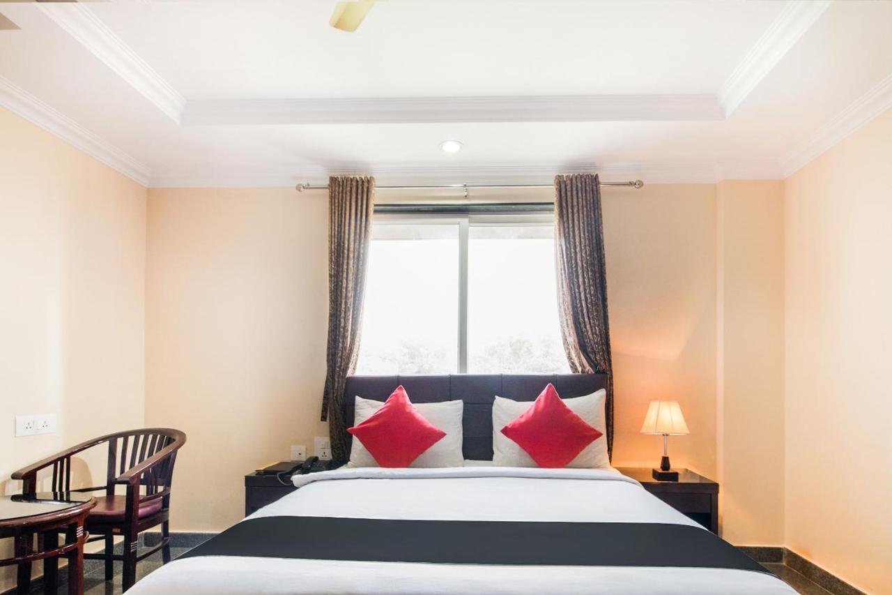 Capital O 22439 Ratna Forever Hotel Karkal Bagian luar foto