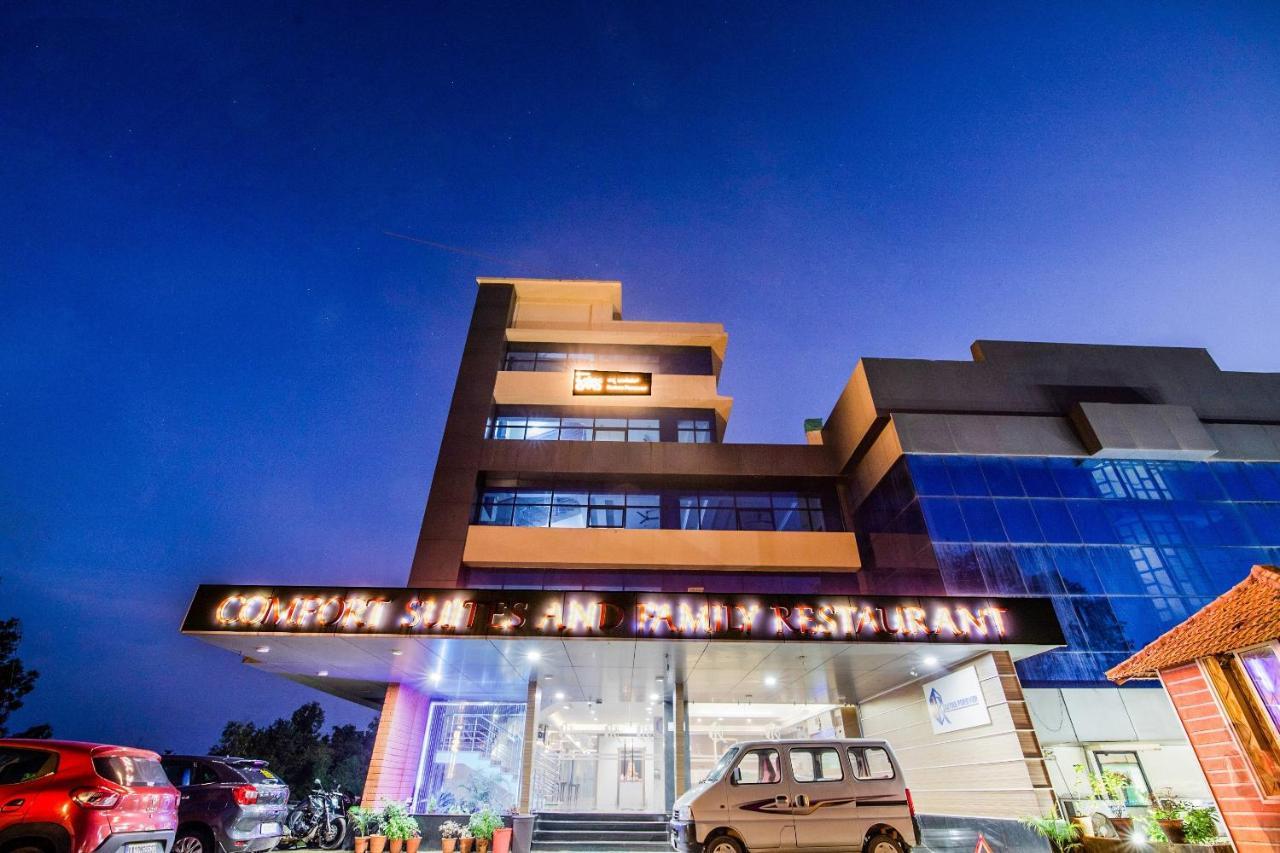 Capital O 22439 Ratna Forever Hotel Karkal Bagian luar foto